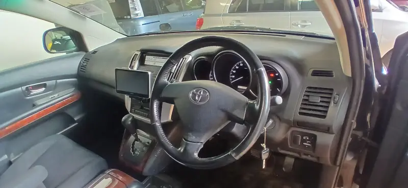 2011 Toyota Harrier – photo 4