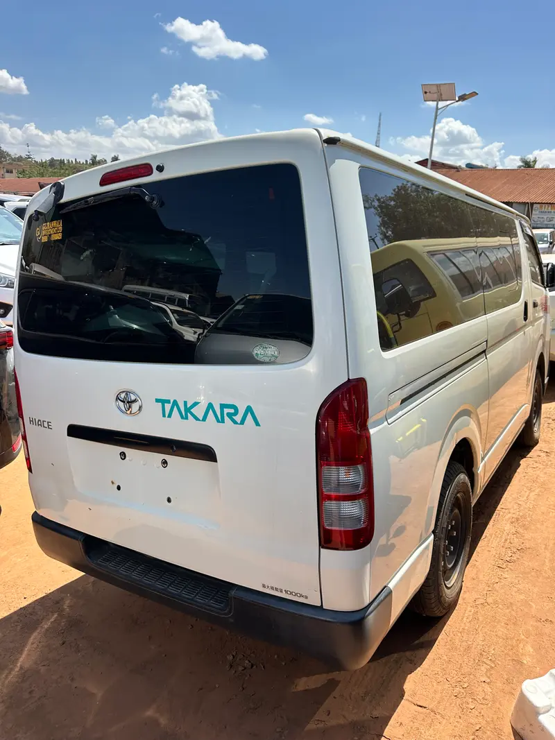 2014 Toyota Hiace – photo 2